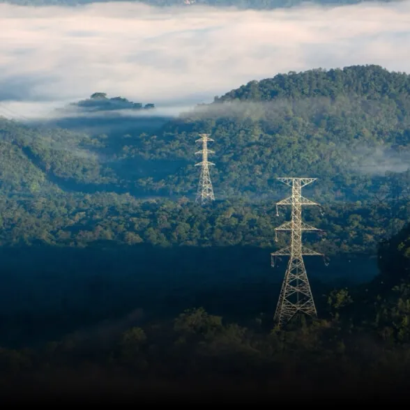 DJI Dock 4 au pied d’une ligne de transport d’énergie