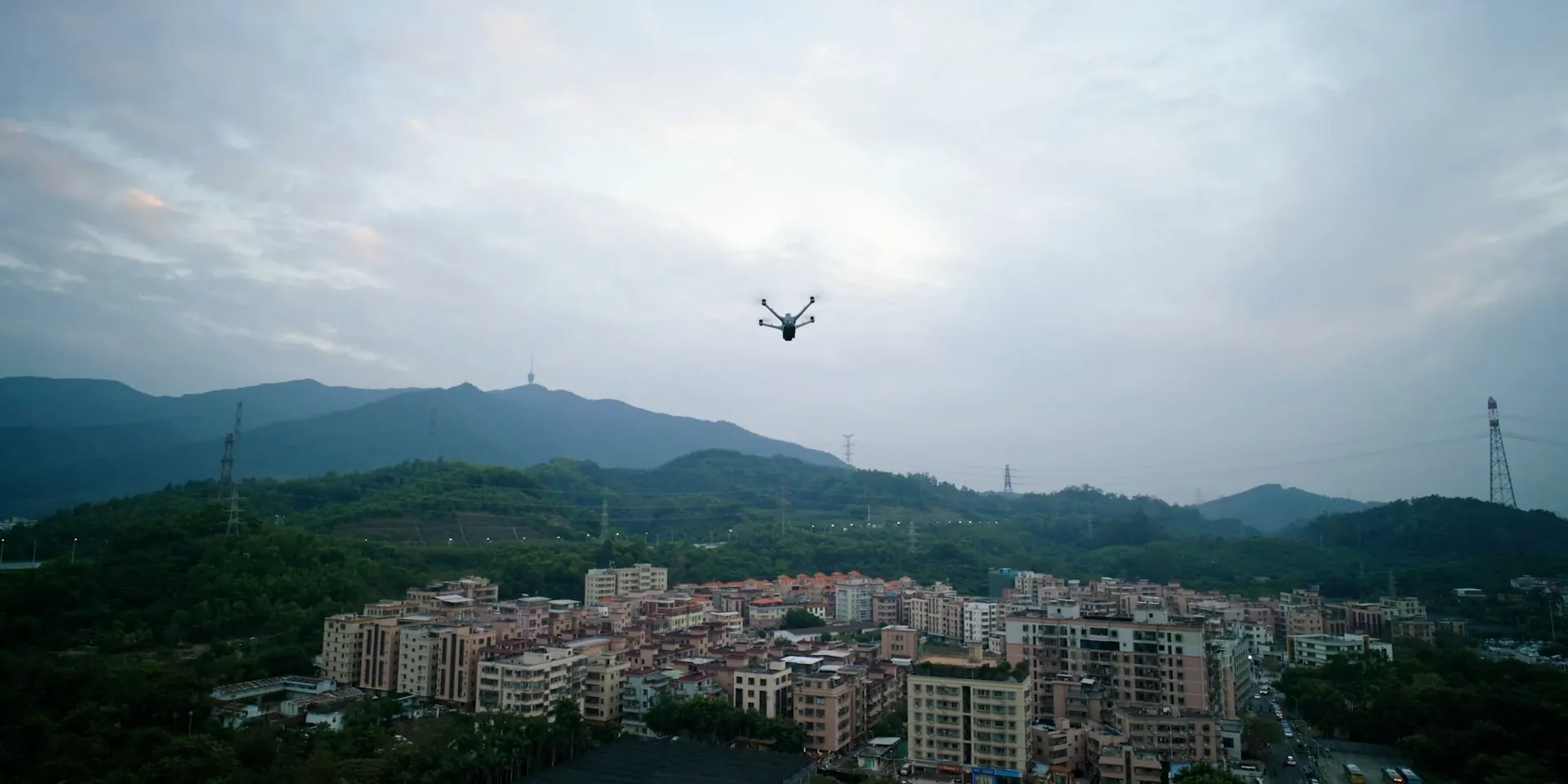 Drone HighCloud en surveillance de périmètre au-dessus d’un site